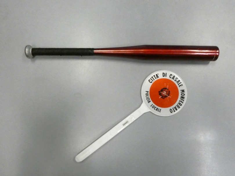 Fermato durante un controllo: aveva una mazza da baseball nel bagagliaio